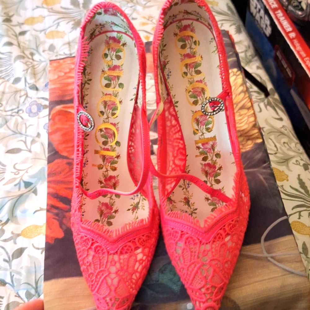 Gucci Pink Espadrilles with Vibrant Elastic Strap